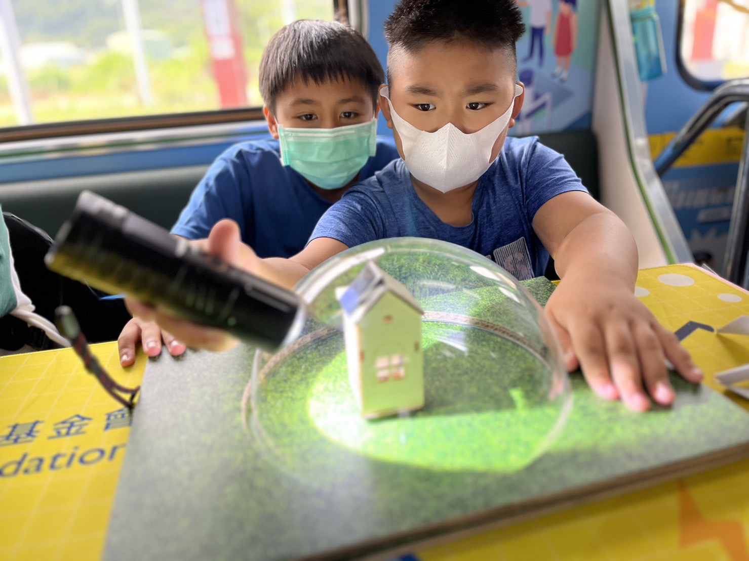 彩神參與基礎科學主題車廂，以STEAM教學精神，設計「逐日科學家」、「太陽能工程師」以及「淨零建築師」三大能源科普課程和實驗
